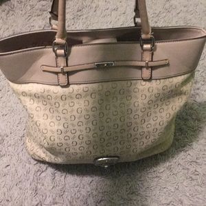 Sellling a Guess bag